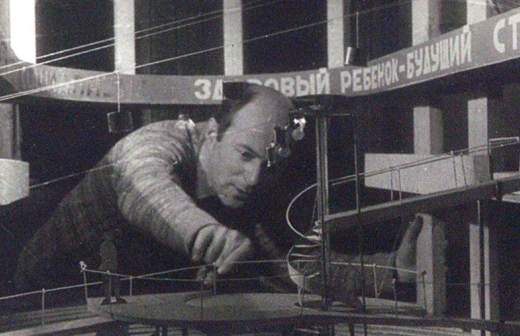 С м эйзенштейн что сделал. 2 1. С м эйзенштейн что сделал фото. С м эйзенштейн что сделал-2 1. картинка С м эйзенштейн что сделал. картинка 2 1. Его талантом восхищался сам Чарли Чаплин, назвавший картину «Иван Грозный» «высшим достижением в жанре исторических фильмов». Голливуд в середине 1920-х пригласил молодого гения поработать в Америке, а «вождь всех народов» вручил ему две Сталинских премии. Но за успешным обликом скрывался глубоко несчастный человек, для которого проблески счастья и творческой свободы сменялись черными полосами депрессии и гонений. С м эйзенштейн что сделал. 2 1. С м эйзенштейн что сделал фото. С м эйзенштейн что сделал-2 1. картинка С м эйзенштейн что сделал. картинка 2 1. Его талантом восхищался сам Чарли Чаплин, назвавший картину «Иван Грозный» «высшим достижением в жанре исторических фильмов». Голливуд в середине 1920-х пригласил молодого гения поработать в Америке, а «вождь всех народов» вручил ему две Сталинских премии. Но за успешным обликом скрывался глубоко несчастный человек, для которого проблески счастья и творческой свободы сменялись черными полосами депрессии и гонений.