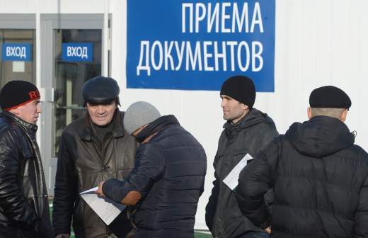 цвсиг гу мвд что это. RIAN 2558984.HR .ru. цвсиг гу мвд что это фото. цвсиг гу мвд что это-RIAN 2558984.HR .ru. картинка цвсиг гу мвд что это. картинка RIAN 2558984.HR .ru. Подлежащие депортации мигранты могут годами ждать высылки в столичном Центре временного содержания иностранных граждан (ЦВСИГ), когда у миграционной службы РФ возникают проблемы с властями их родных государств. Здание центра торжественно открыли в декабре 2014 года, но за пять лет оно сильно износилось: сантехника пришла в негодность, освещение неисправно. В комнатах, больше похожих на тюремные камеры, тесно и темно. Обозреватель «Известий», член ОНК Москвы Борис Клин побывал в московском ЦВСИГ и обнаружил, что условия содержания в нем хуже, чем в СИЗО, хотя большинство обитателей центра совершили лишь административные правонарушения.