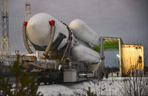 Тяжелая ракета-носитель «Ангара-5» доставляется на стартовый стол