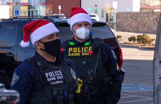 2020 12 23T053441Z 1649555638 MT1USATODAY15351992 RTRMADP 3 OFFICERS IN THE EL PASO POLICE DEPARTMENT GANG UNIT MEET AT.JPG что наряжают к новому году 100 к 1 андроид