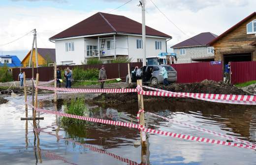 Вода с крыши размывает землю что делать