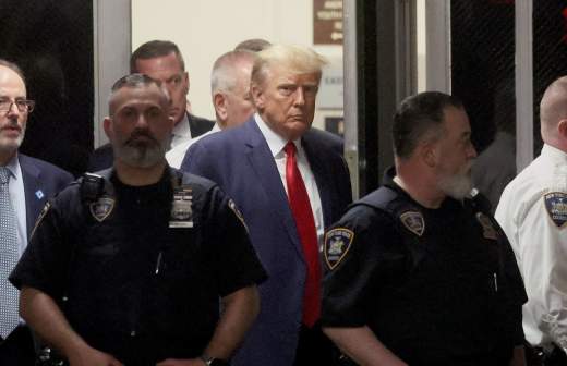 2023-04-04T185324Z_116909415_RC2U70ABUXPV_RTRMADP_3_USA-TRUMP_0 EUA anunciam planos de Trump para arrecadar US$ 2 milhões para corrida em dia de julgamento
