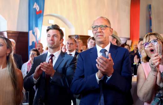 В Германии сняли депутатскую неприкосновенность с двух депутатов от АдГ В Германии сняли депутатскую неприкосновенность с двух депутатов от АдГ