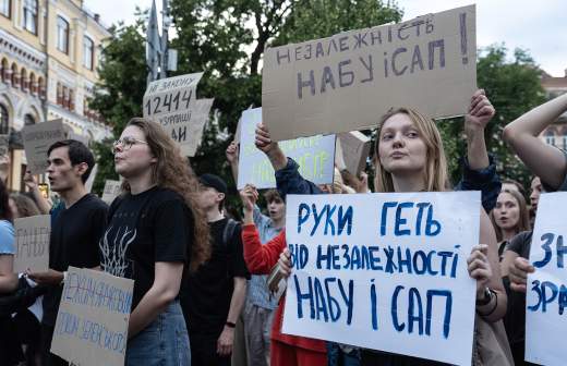 https://cdn.iz.ru/sites/default/files/styles/520x336/public/article-2025-07/GettyImages-2225647755.jpg?itok=_ifUVdJs