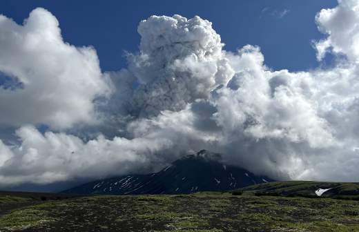 Вулкан Шивелуч на Камчатке выбросил пепел на высоту более 11 км