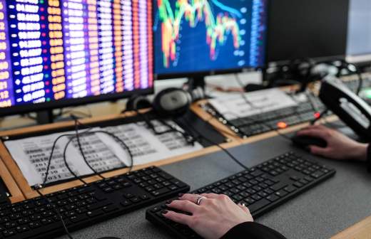 ЦБ сохранил ограничения на снятие наличной валюты до 9 сентября