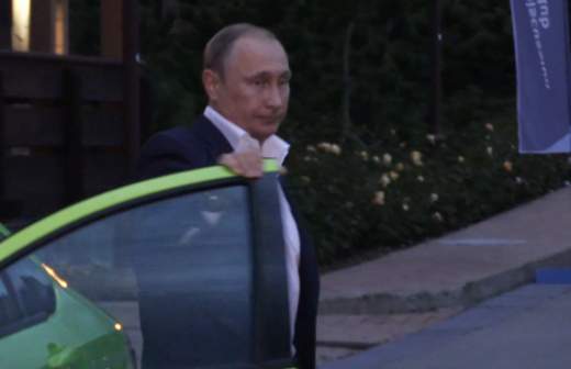 Путин приехал на «Валдай» на новой Lada Vesta зеленого цвета