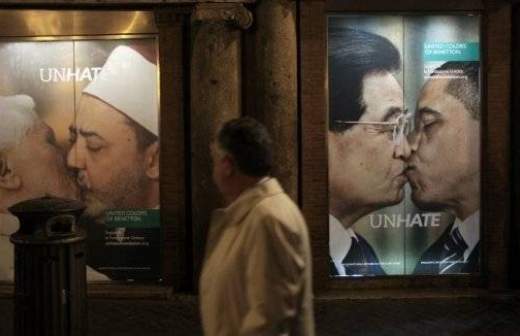 Benetton убрал рекламу с поцелуем имама и папы римского