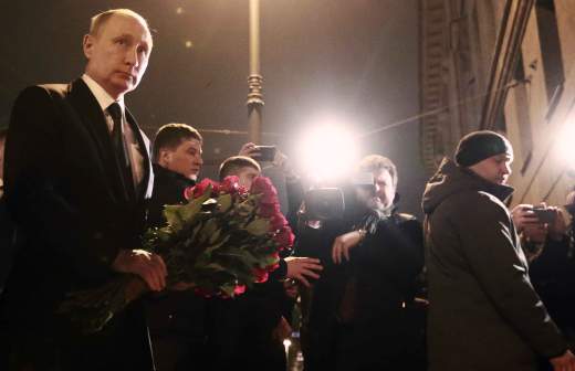 Путин возложил цветы у станции метро «Технологический институт»