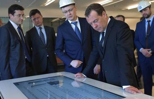 Медведев пообещал повысить МРОТ до прожиточного минимума за два года 