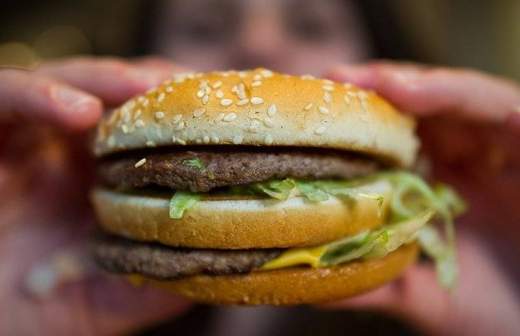 Минздрав предложил ограничить рекламу фастфуда и газировки