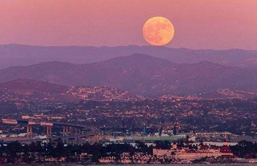 Впервые за 68 лет: как выглядело суперлуние в разных странах