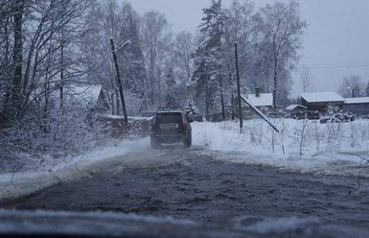 Жителей Овсово спасают машиной-амфибией