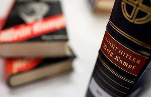 Переиздание книги Гитлера «Майн кампф» стало хитом продаж в Германии