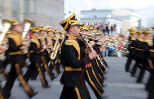 Когда по улице родной оркестр шагает духовой
