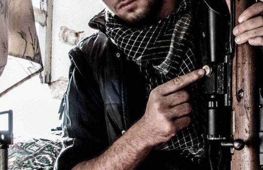 Мужчина проверяет оружие