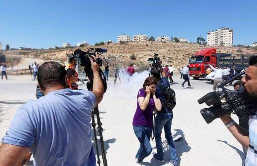 Журналисты во время разгона демонстрантов возле израильской тюрьмы Офер