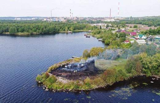Сгоревшее здание церкви Успения Божией Матери в Кондопоге