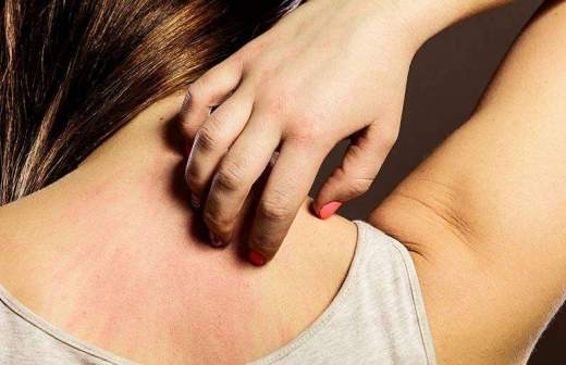 Девушка чешет спину