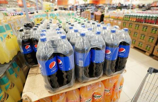 Бутылки газированной воды в магазине