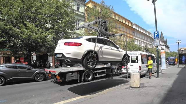 Мужик трахнул за деньги русскую красотку под мостом на окраине Праге