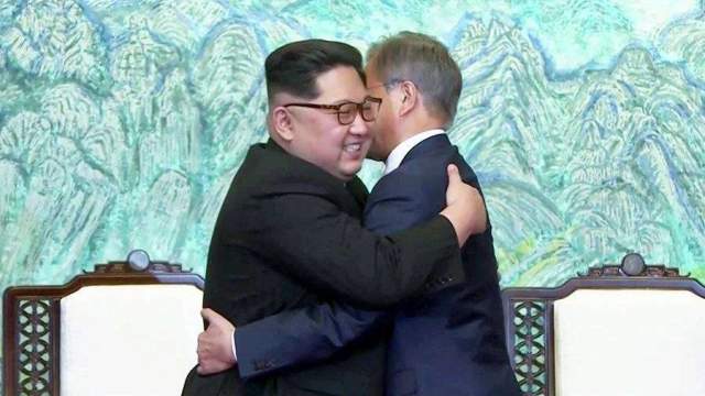Lider Kndr I Prezident Yuzhnoj Korei Obnyalis Posle Podpisaniya Deklaracii Novosti Izvestiya 27 04 2018