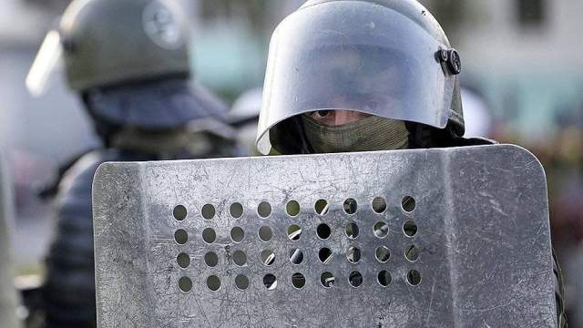 В Бресте милиция открыла огонь на поражение по протестующим | Новости | Известия | 12.08.2020
