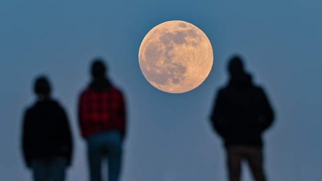 Суперлуние 13 июля 2022 - почему Луна красная | Новости науки | Известия | 13.07.2022