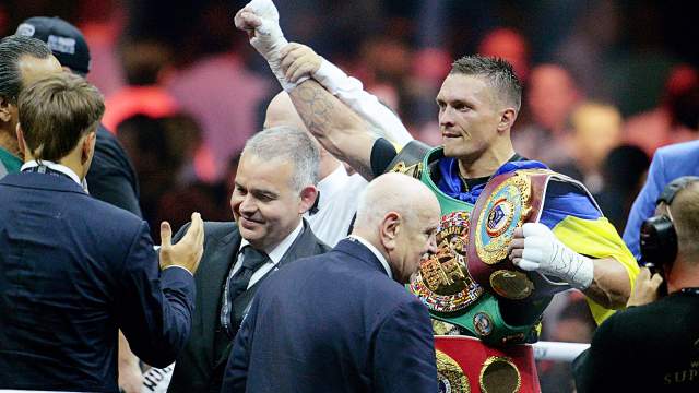 31-летний Усик также завоевал титул чемпиона мира