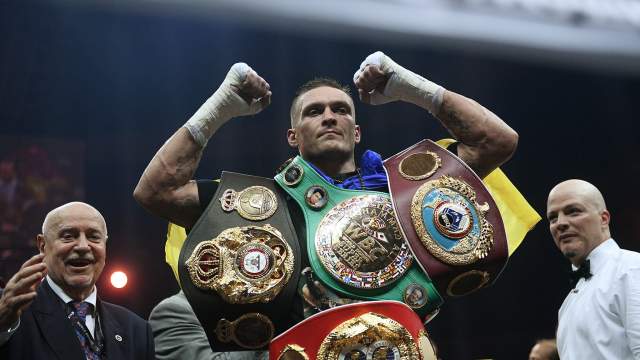 Александр Усик стал третьим абсолютным чемпионом мира