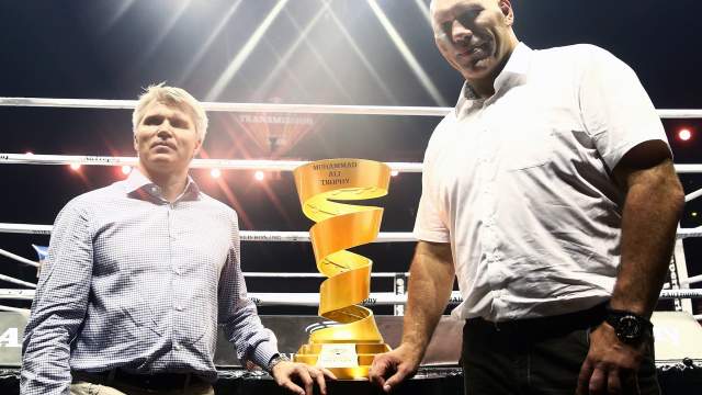 Министр спорта РФ Павел Колобков и бывший чемпион мира по боксу Николай Валуев 