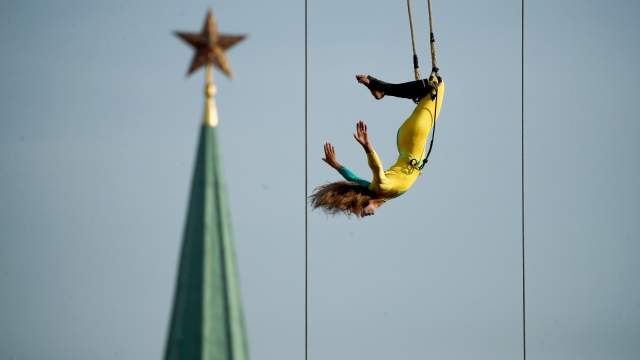 гимнастка парит над манежной лощадью