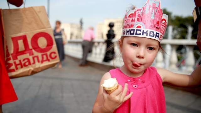 девочка с мороженым