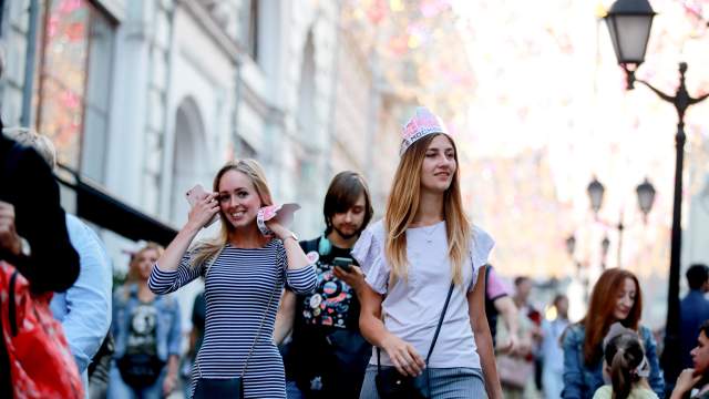 две девушки идут по Никольской улице