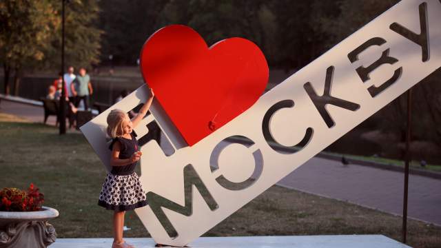 девочка возле надписи я люблю Москву