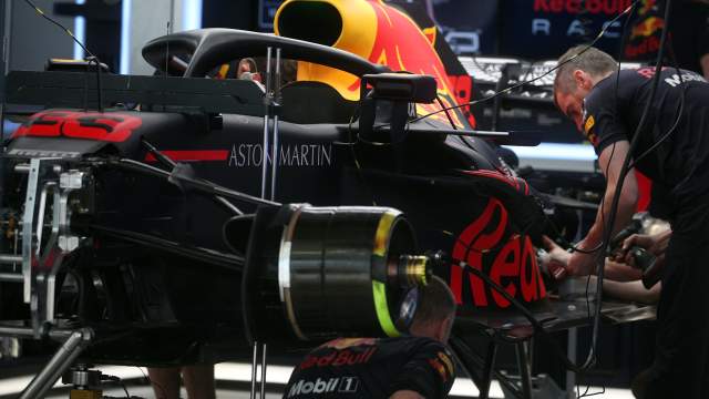 Механики у болида гонщика команды «Ред Булл» Макса Ферстаппена в боксах трассы «Сочи Автодром»