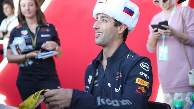 Гонщик команды «Ред Булл» Даниэль Риккардо во время автограф-сессии