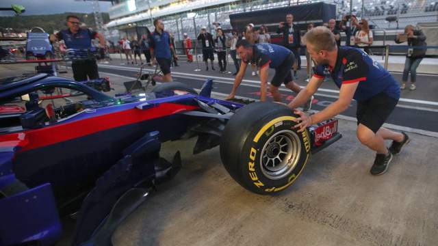 Подготовка болида команды «Торо Россо» к свободным заездам на российском этапе чемпионата мира по кольцевым автогонкам в классе «Формула-1»