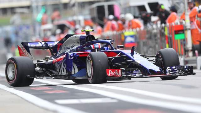 Гонщик команды «Торо Россо» Пьер Гасли принимает участие в свободных заездах на российском этапе чемпионата мира по кольцевым автогонкам в классе «Формула-1»