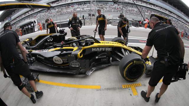 Гонщик команды «Рено» Нико Хюлькенберг принимает участие в свободных заездах на российском этапе чемпионата мира по кольцевым автогонкам в классе "Формула-1"