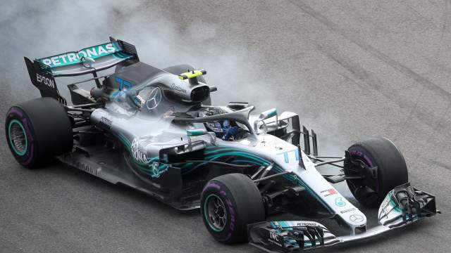 Гонщик команды «Мерседес» Валттери Боттас принимает участие в свободных заездах