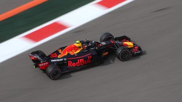 Гонщик команды «Ред Булл» Макс Ферстаппен принимает участие в свободных заездах на российском этапе чемпионата мира по кольцевым автогонкам в классе «Формула-1»