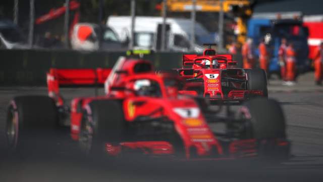 Гонщик команды «Феррари» Себастьян Феттель во время квалификации на российском этапе чемпионата мира по кольцевым автогонкам в классе «Формула-1»