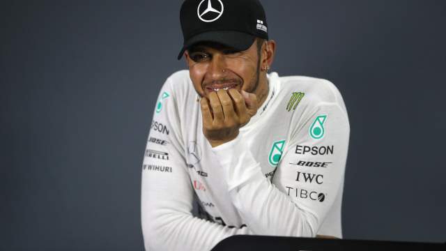 Гонщик команды «Мерседес» Льюис Хэмилтон на пресс-конференции после окончания квалификации на российском этапе чемпионата мира по кольцевым автогонкам в классе «Формула-1»