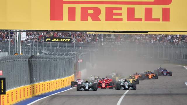  Начало гонки на российском этапе чемпионата мира по кольцевым автогонкам в классе «Формула-1»