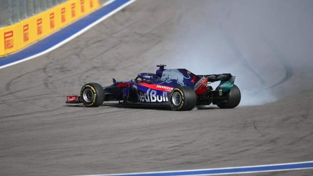 Болид гонщика команды «Торо Россо» Брендон Хартли развернуло во время гонки на российском этапе чемпионата мира по кольцевым автогонкам в классе «Формула-1»