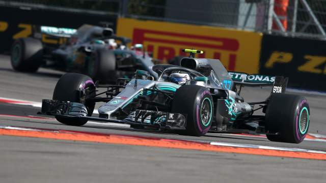 Гонщик команды «Мерседес» Валттери Боттас принимает участие в гонке на российском этапе чемпионата мира по кольцевым автогонкам в классе «Формула-1»