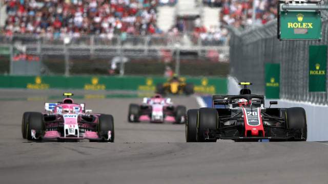 Гонщик команды «Хаас» Кевин Магнуссен во время гонки на российском этапе чемпионата мира по кольцевым автогонкам в классе «Формула-1»