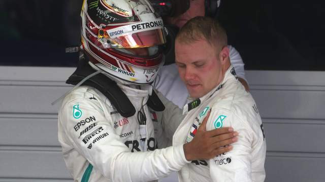 Пилоты команды «Мерседес» Льюис Хэмилтон и Валттери Боттас после окончания гонки