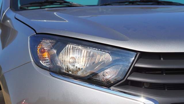 Новая оптика, хромированные скобы, решетка – все это и к месту, и по делу. Фары снабжены функцией задержки выключения. Удобно